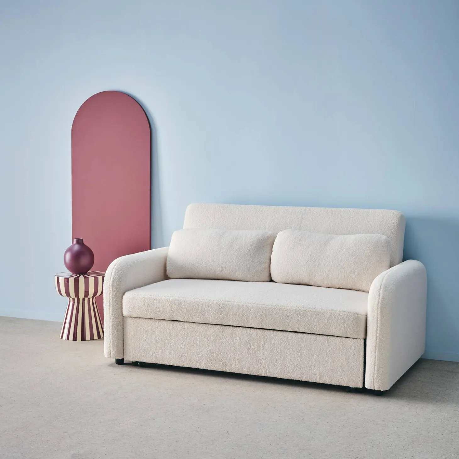 Abgerundetes 2-Sitzer Sofa mit Bouclé-Bezug