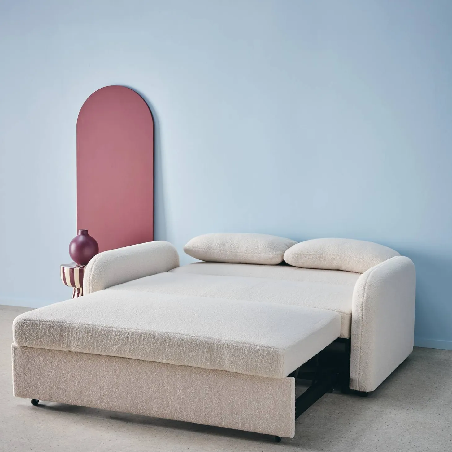 Abgerundetes 2-Sitzer Sofa mit Bouclé-Bezug