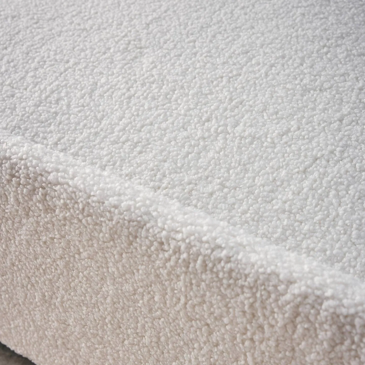 Abgerundetes 2-Sitzer Sofa mit Bouclé-Bezug