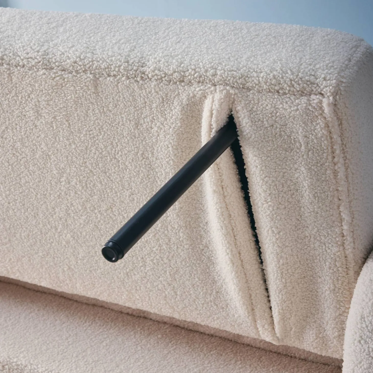 Abgerundetes 2-Sitzer Sofa mit Bouclé-Bezug