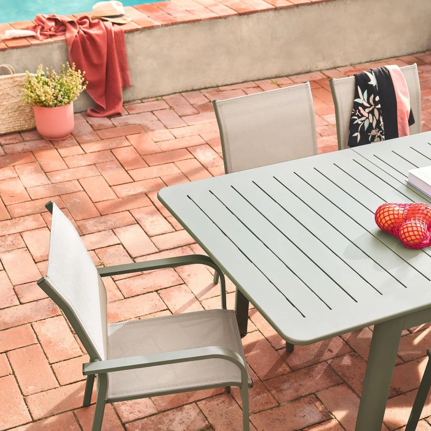 Ausziehbarer Gartentisch, 6 Stühle, 2 Sessel aus Aluminium und Textilene