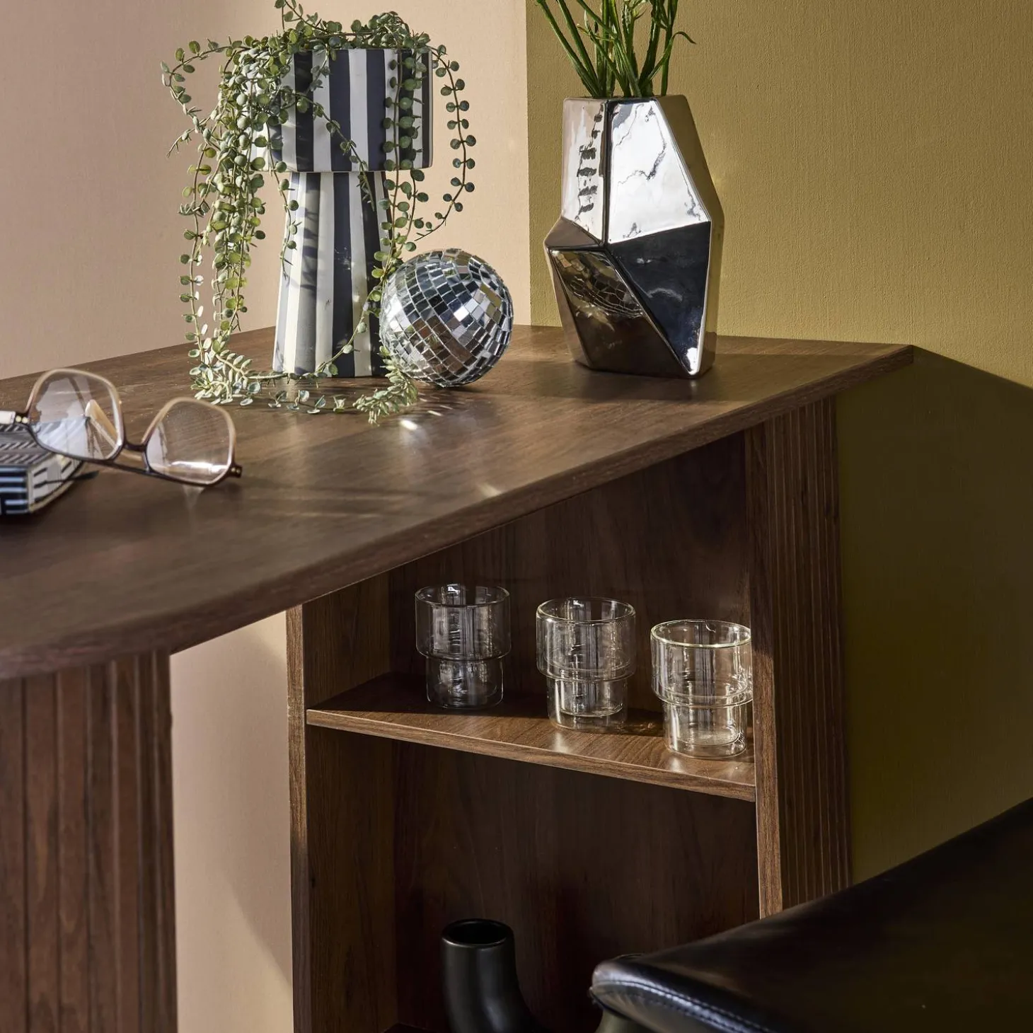 Bar-Tisch, hoher Küchentisch aus Holzdekor mit Stauraum
