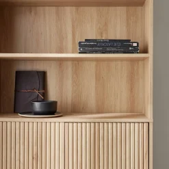 Bücherregal mit gerilltem Holzdekor und schwarzem Metall, 2 Türen