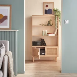 Bücherregal mit Holzdekor und Rattan-Geflecht