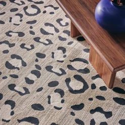 Beiger Teppich mit Leopardenmuster für den Innenbereich