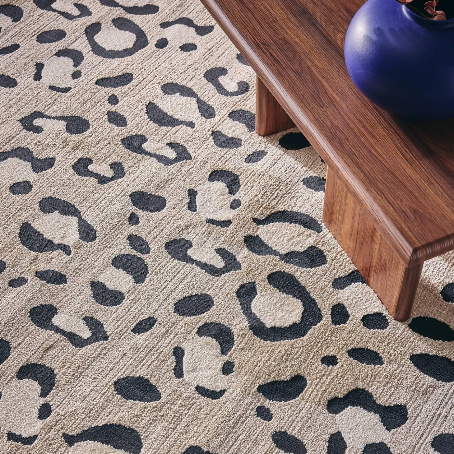 Beiger Teppich mit Leopardenmuster für den Innenbereich