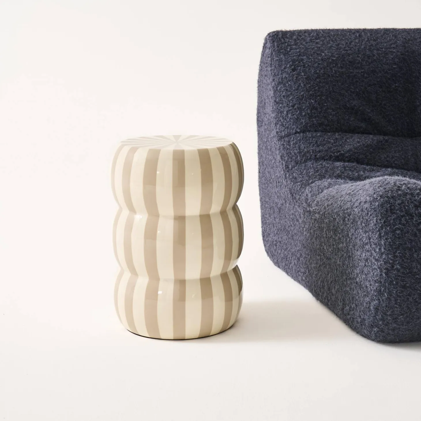Beistelltisch, Sofaende, Nachttisch aus emailliertem Stahl mit Streifen Ø 33 x H 46 cm