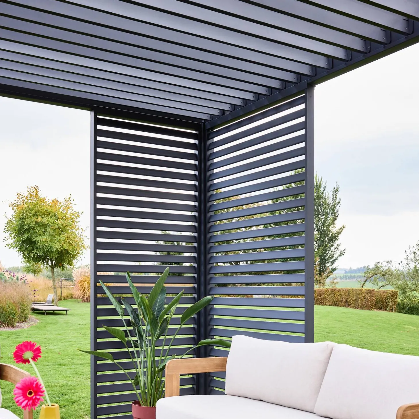 Bioklimatische Pergola Aluminium 3x4m + 1 Lamellenwand 100 cm + 1 Lamellenwand 130 cm Triomphe