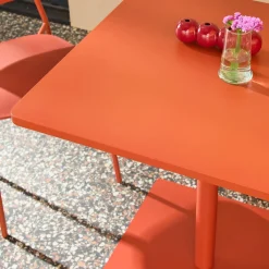 Bistro-Gartentisch quadratisch aus Stahl + 2 Stühle