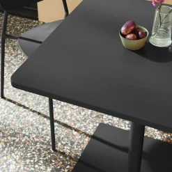 Bistro-Gartentisch quadratisch aus Stahl + 2 Stühle