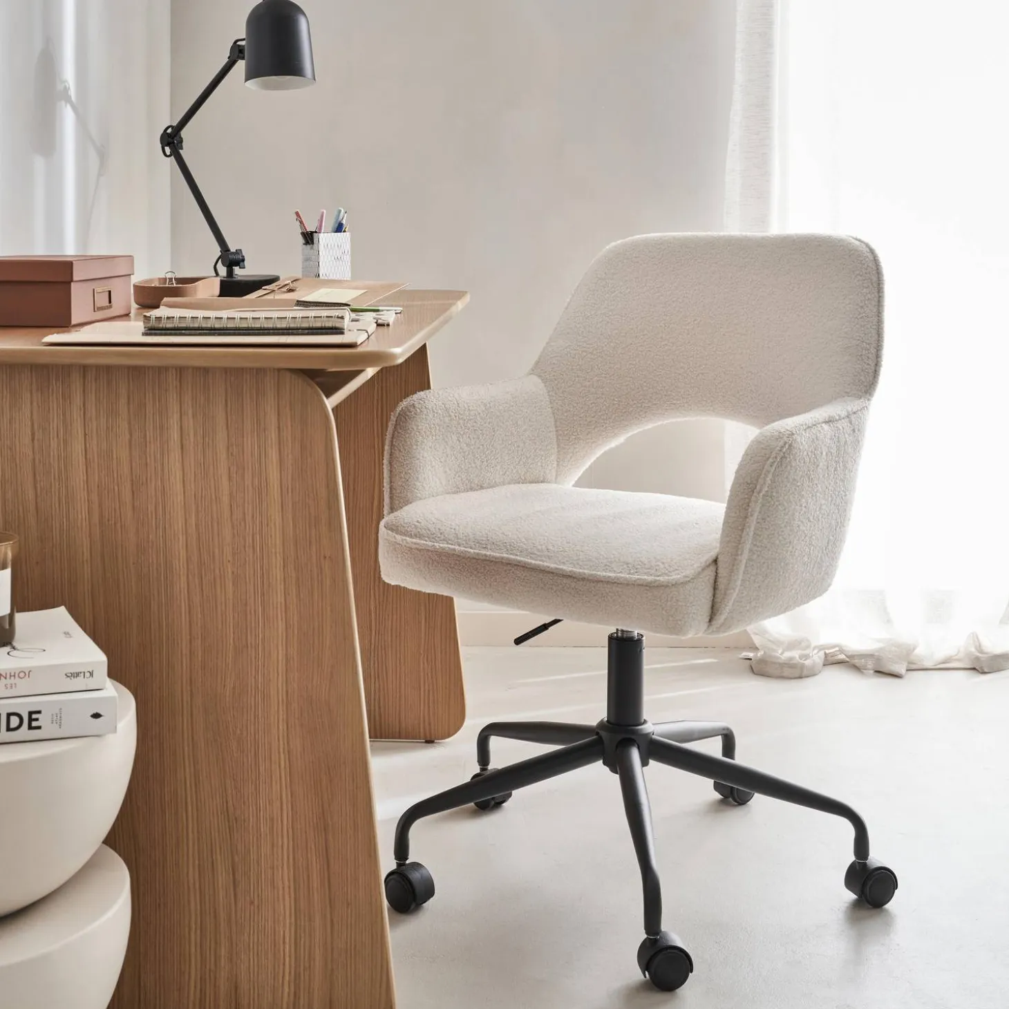 Bürostuhl mit Rollen und Bouclé-Bezug