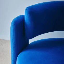 Dreibeiniger Sessel mit Stoffbezug Filzoptik