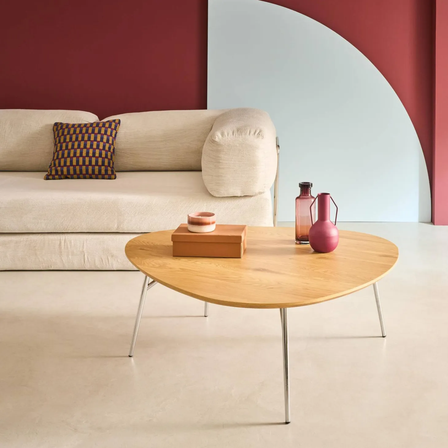 Dreieckiger Couchtisch mit verchromten Metallbeinen und Holzlook
