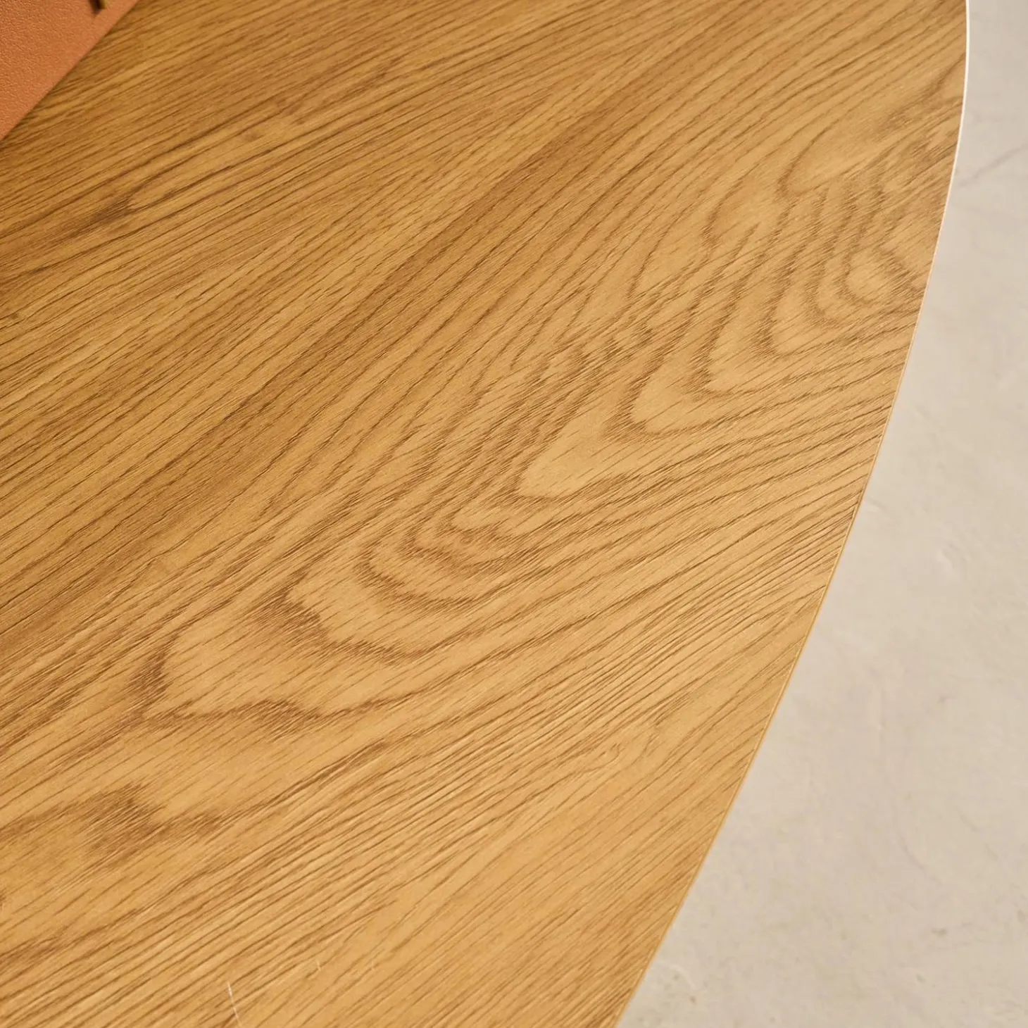 Dreieckiger Couchtisch mit verchromten Metallbeinen und Holzlook
