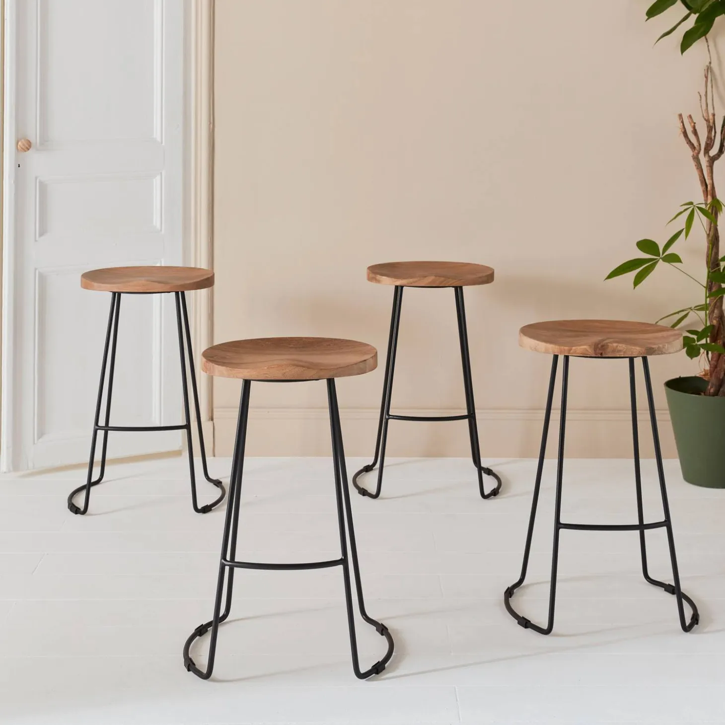 4er-Set Barhocker aus Mangoholz und Stahl, Fußstütze, 65cm