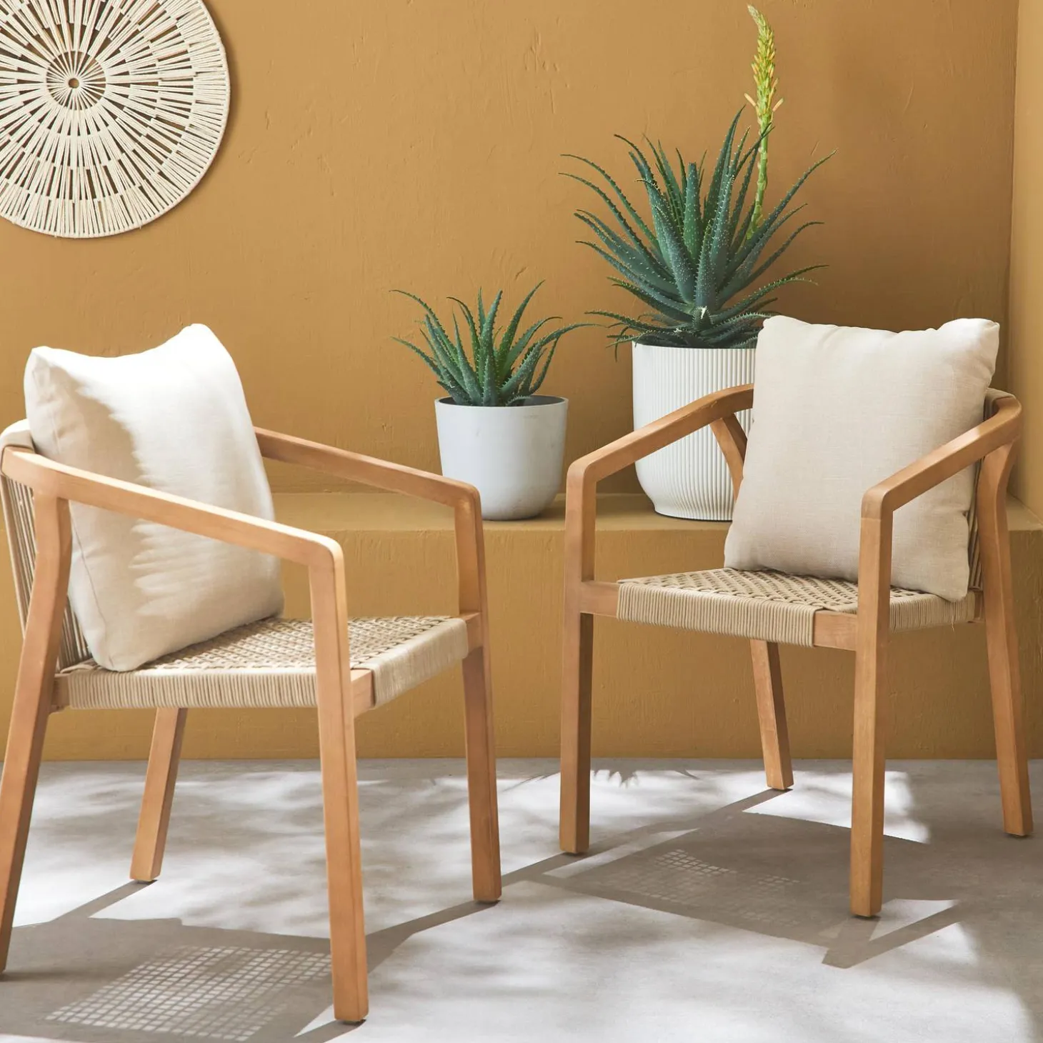 2er Set Gartenstühle aus Holz mit Seilbespannung, stapelbar für innen / außen