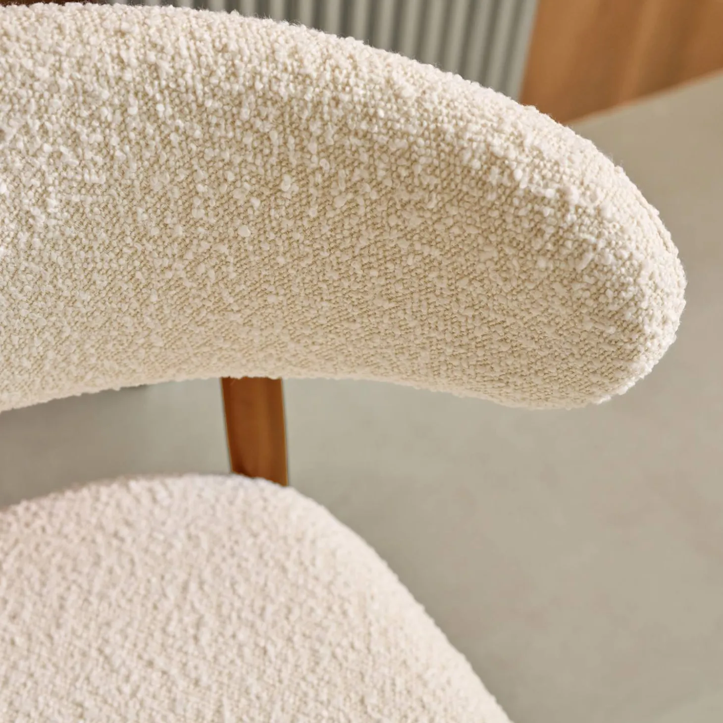 2er-Set Heveaholzstühle mit Bouclé-Bezug