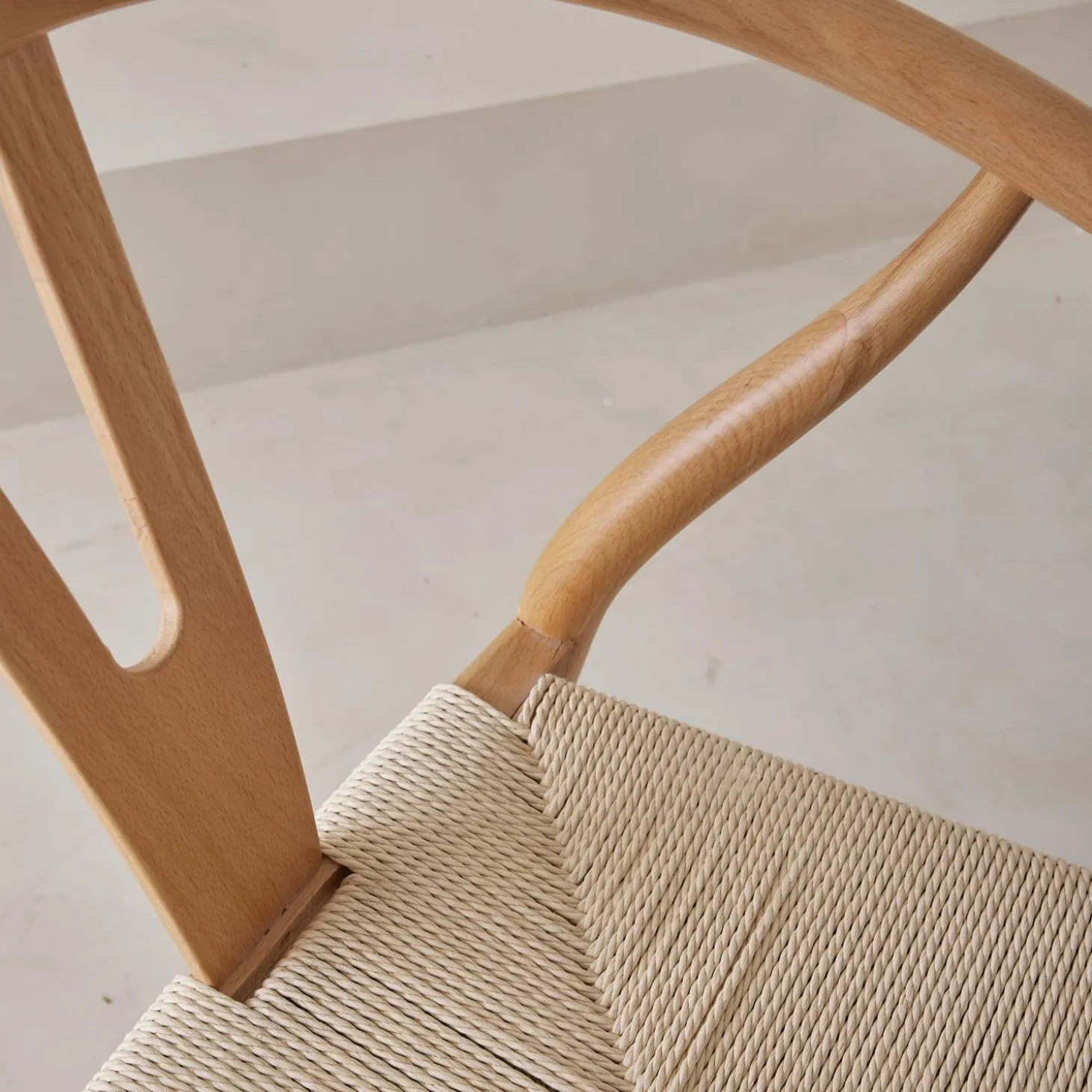 2er-Set Holzstühle mit Sitzfläche aus Seilbespannung