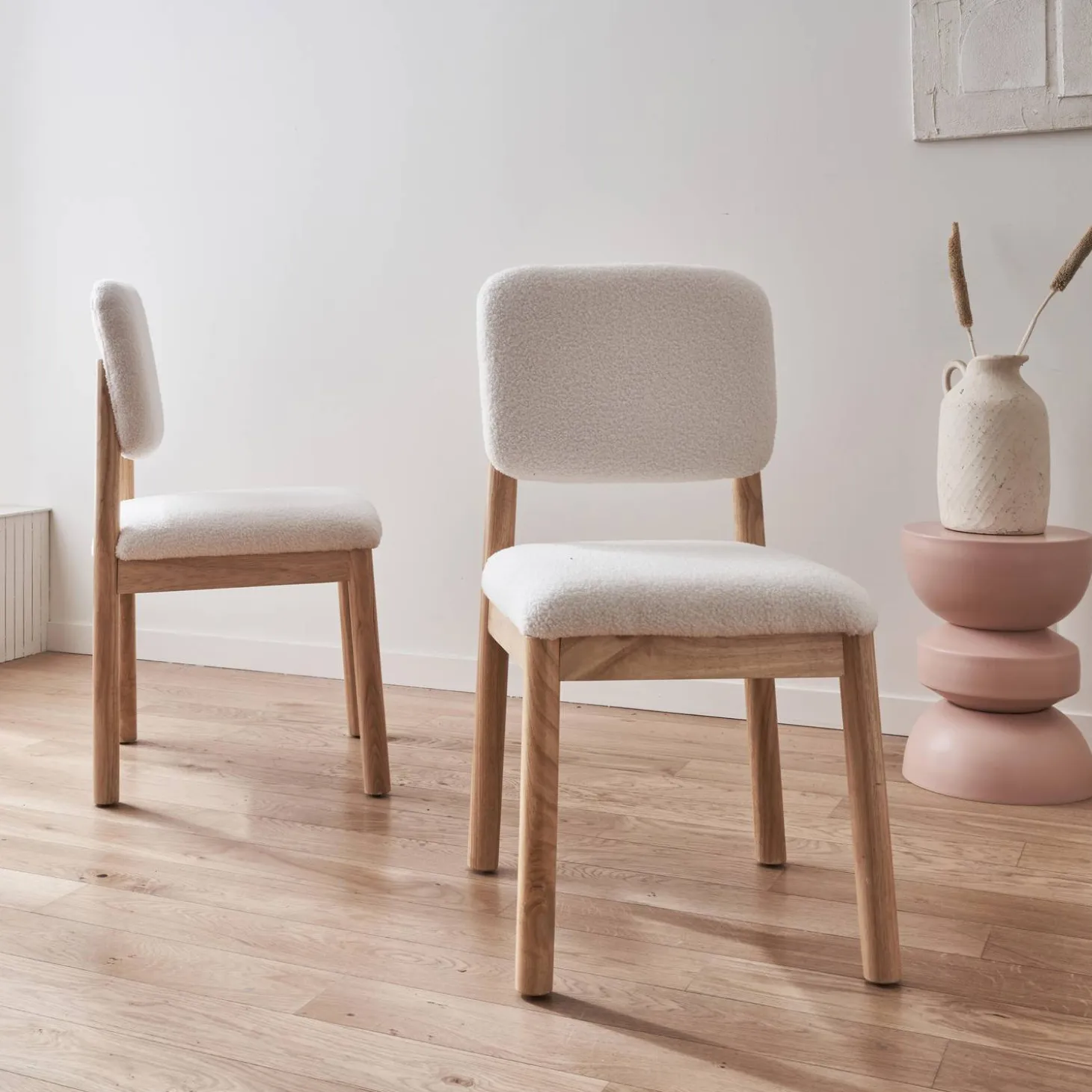 2er-Set skandinavische Stühle aus Hevea-Holz mit Bouclé-Bezug