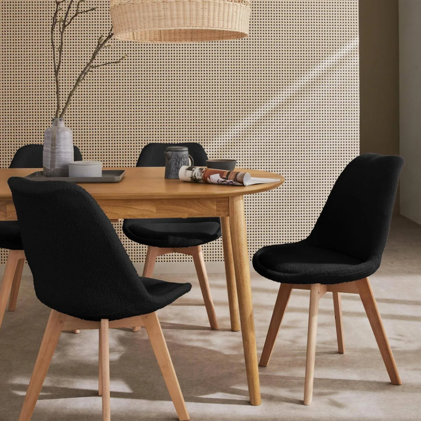 4er-Set skandinavische Stühle mit Holzbeinen