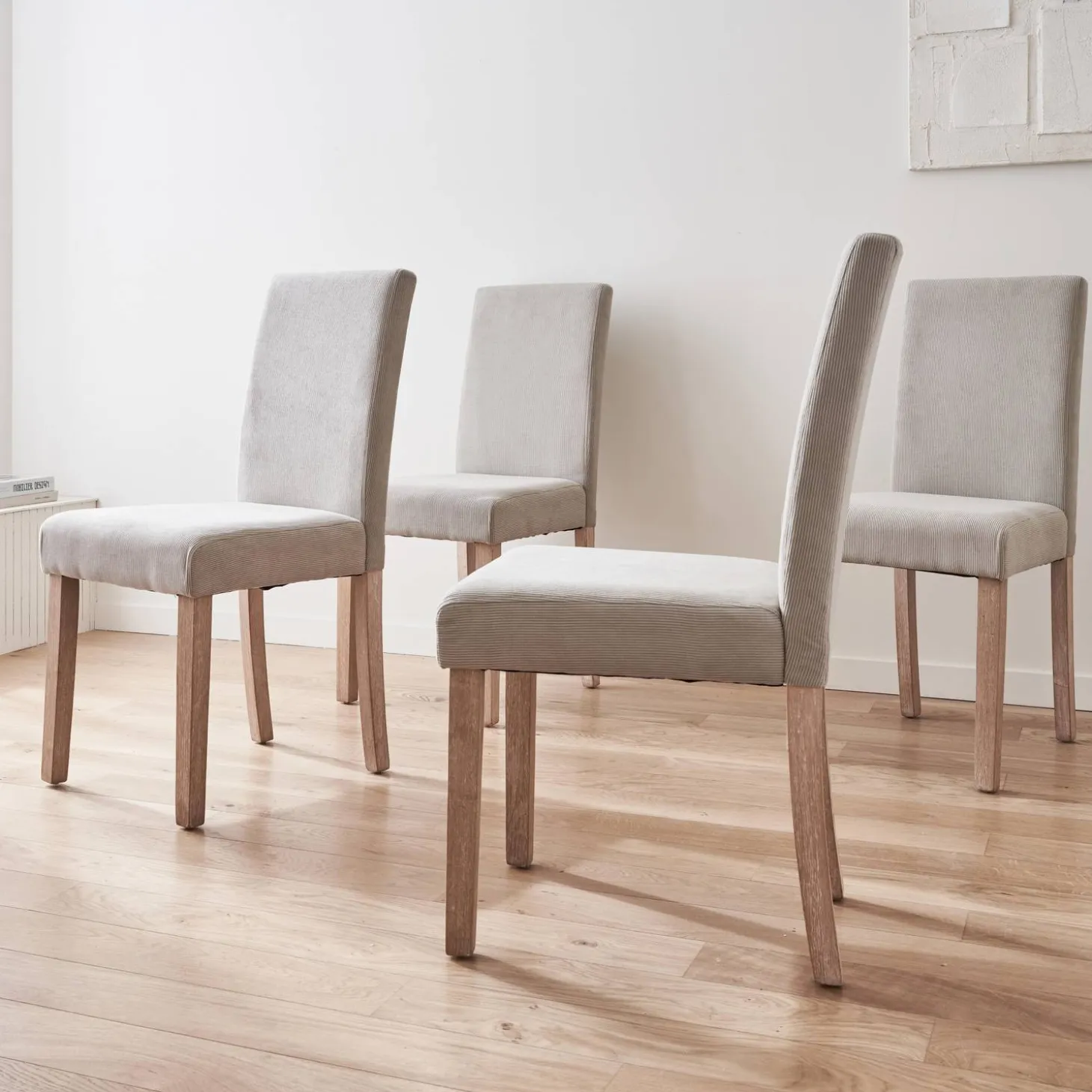 4er Set Stühle mit Cordbezug und gekälkten Holzbeinen