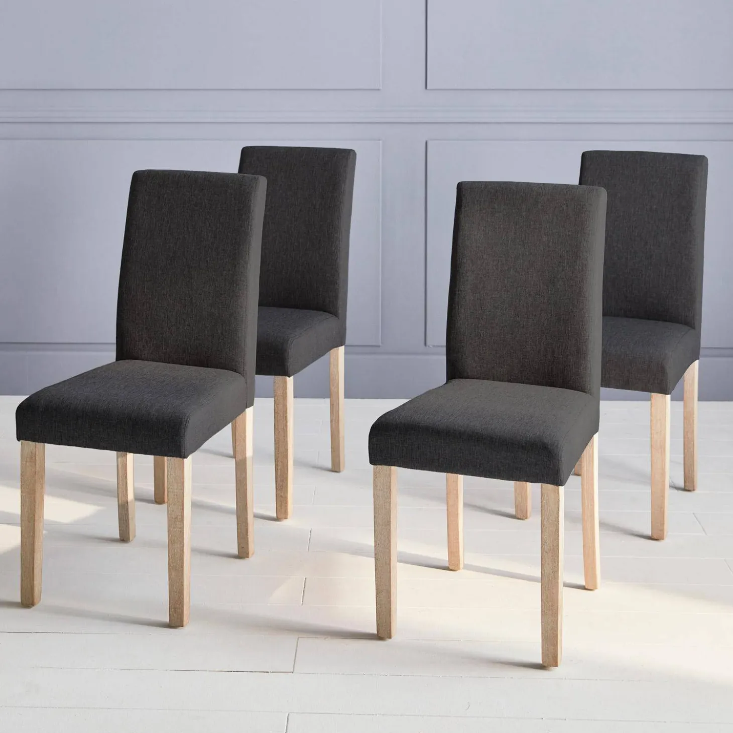 4er Set Stühle mit Stoffbezug und gekälkten Holzbeinen