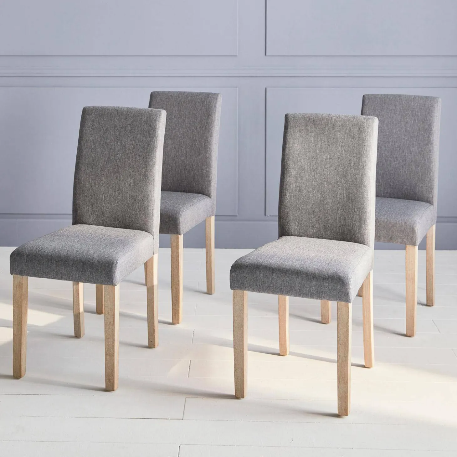 4er Set Stühle mit Stoffbezug und gekälkten Holzbeinen