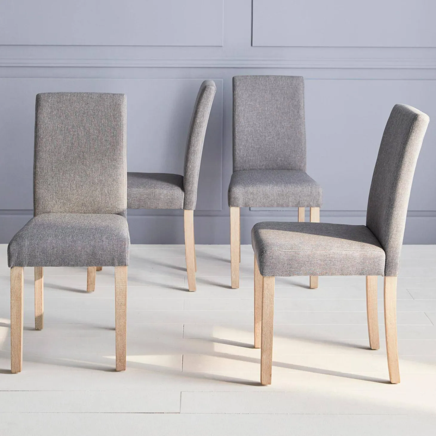 4er Set Stühle mit Stoffbezug und gekälkten Holzbeinen
