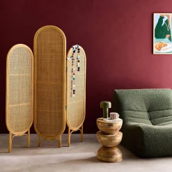 Faltbarer Raumteiler aus Rattan und Geflecht für den Innenbereich.