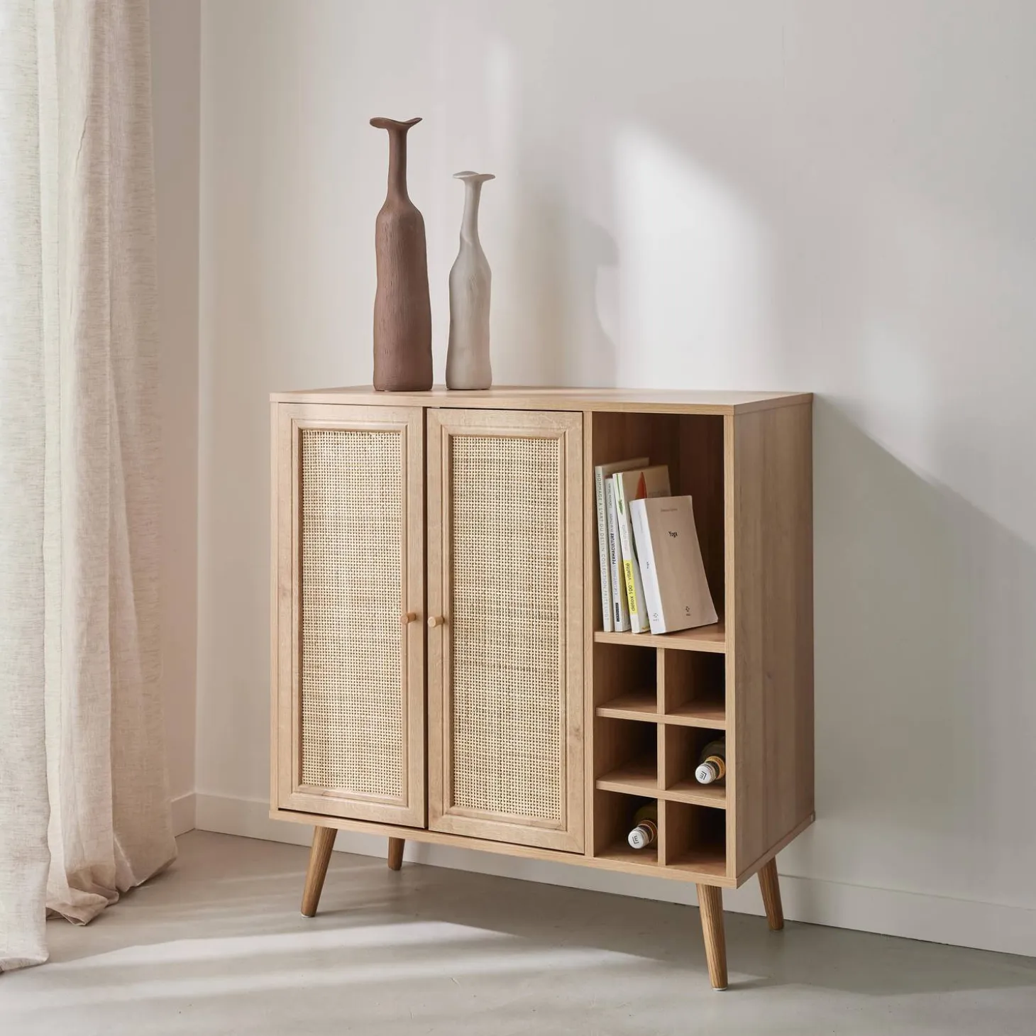 Flaschenschrank mit Rattan-Geflecht und Holzdekor