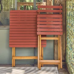 Gartentisch aus Akazienholz, 2 Klappstühle