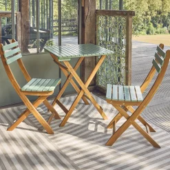 Gartentisch aus Akazienholz, 2 Klappstühle