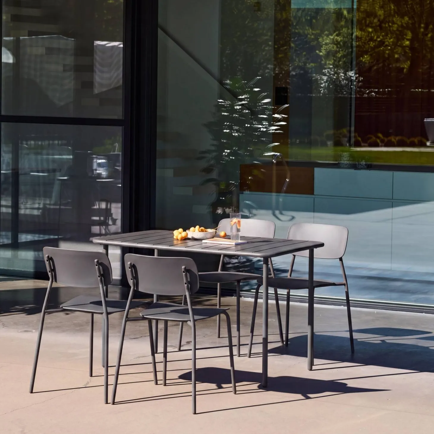 Gartentisch aus Stahl + 4 Stühle