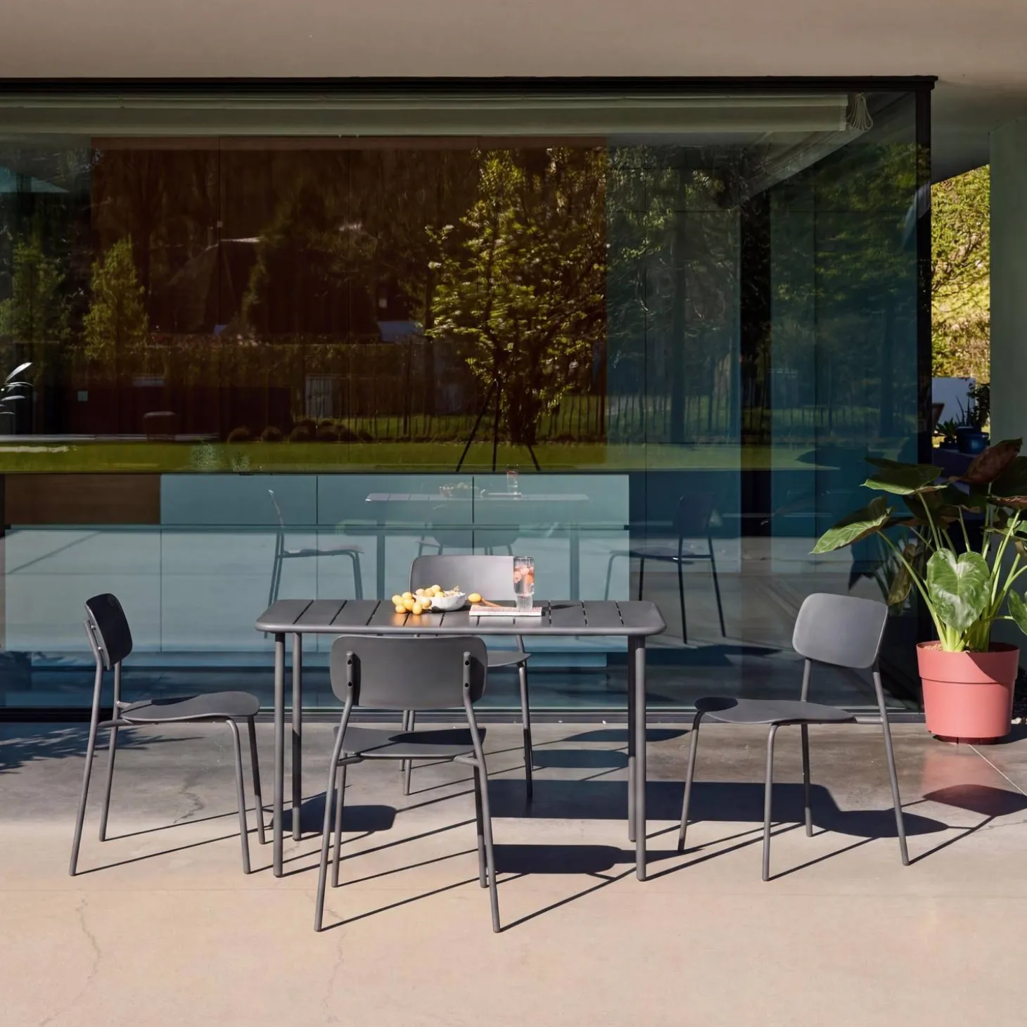 Gartentisch aus Stahl + 4 Stühle