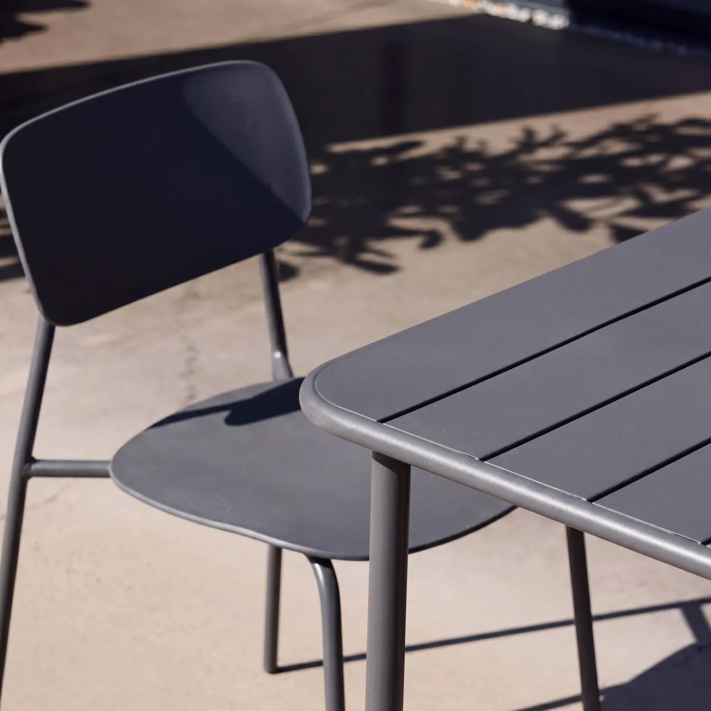 Gartentisch aus Stahl + 4 Stühle