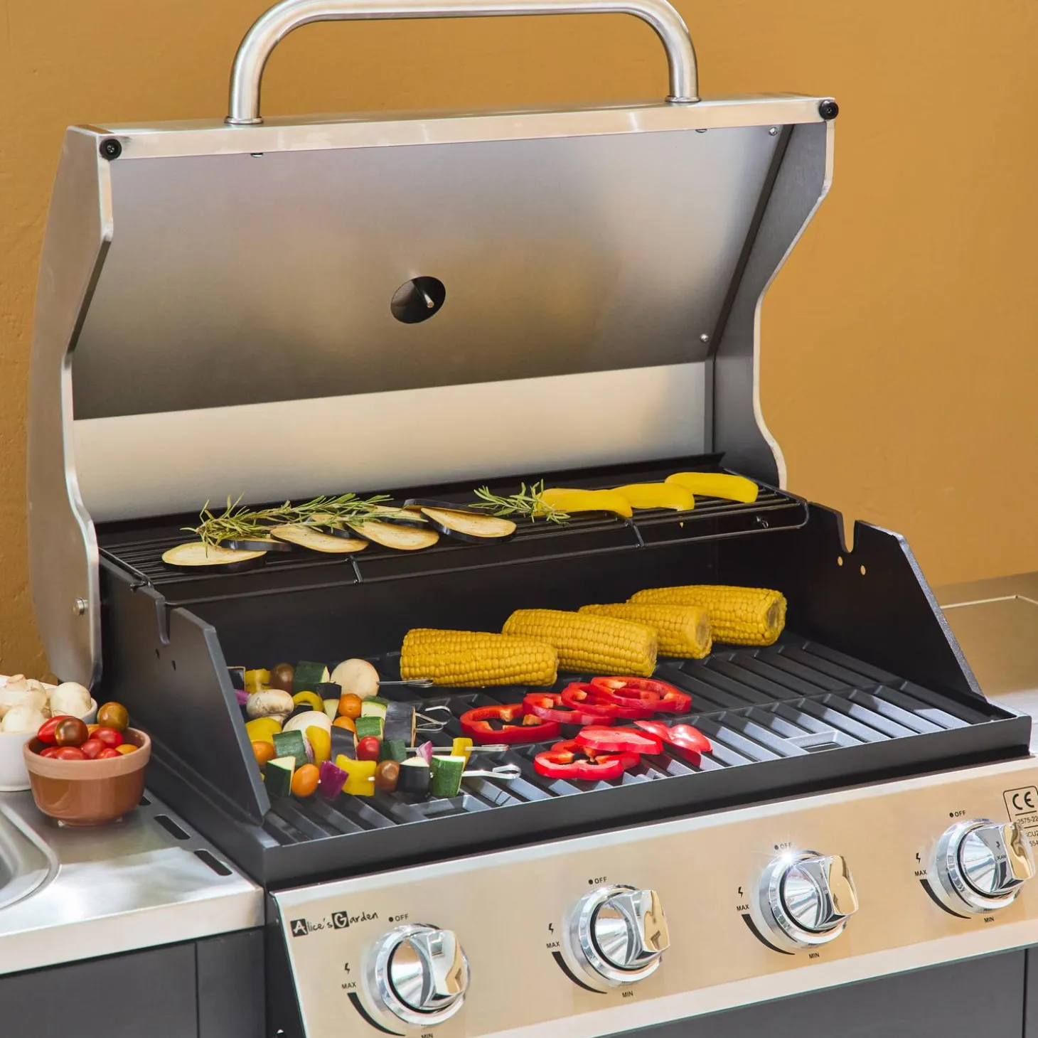 Gasgrill mit 4 Brennern + 1 Seitenbrenner und Außenküche