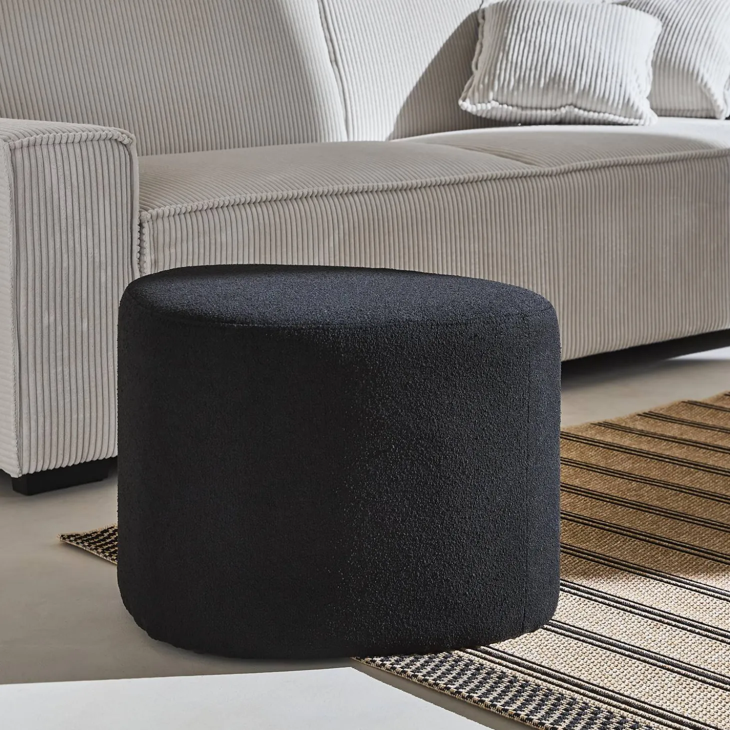 Hocker in Kieselsteinform mit Stoffbezug