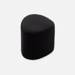 Hocker in Kieselsteinform mit Stoffbezug