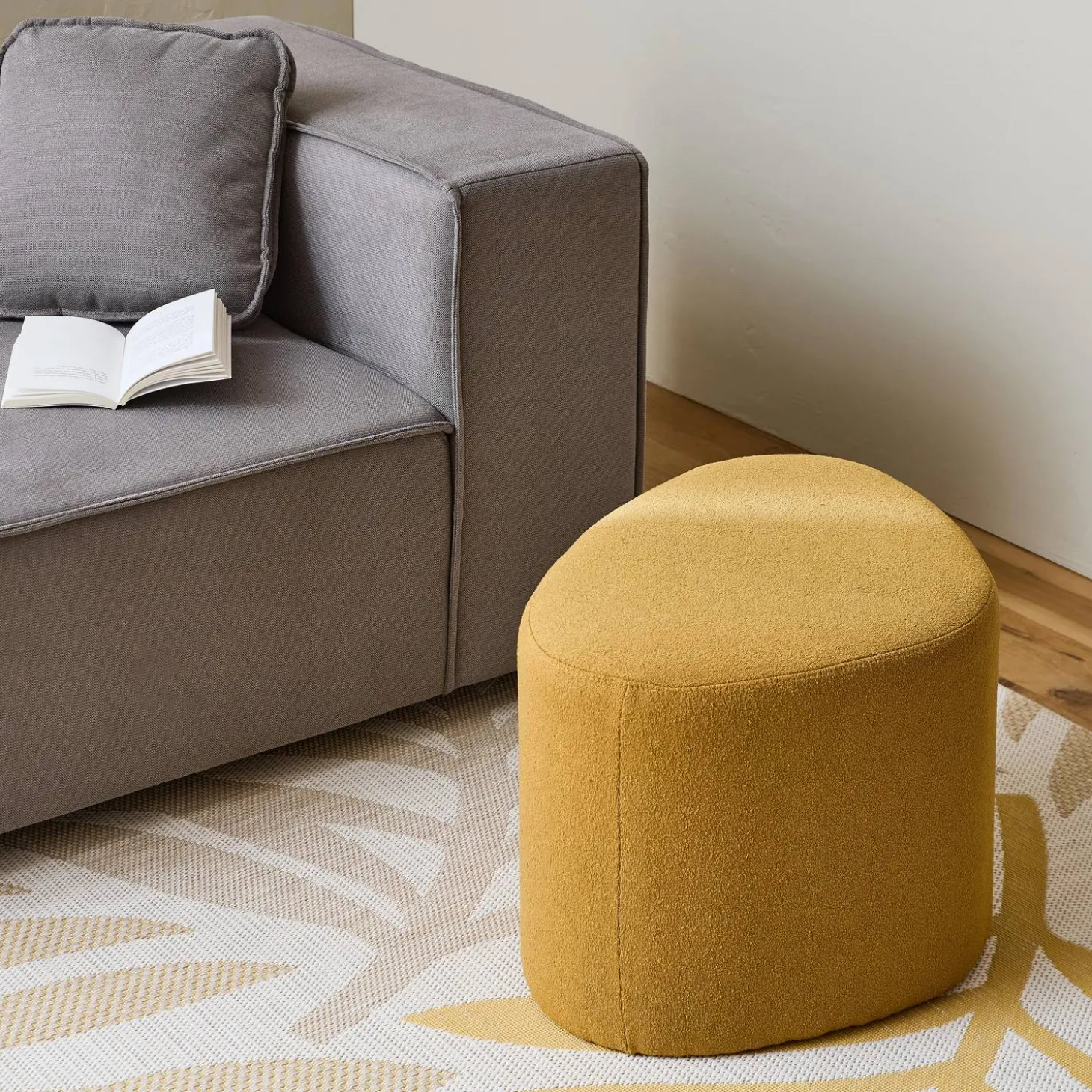 Hocker in Kieselsteinform mit Stoffbezug