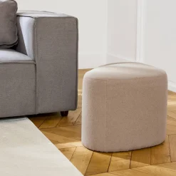 Hocker in Kieselsteinform mit Stoffbezug