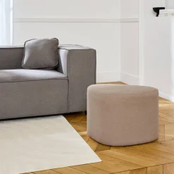 Hocker in Kieselsteinform mit Stoffbezug