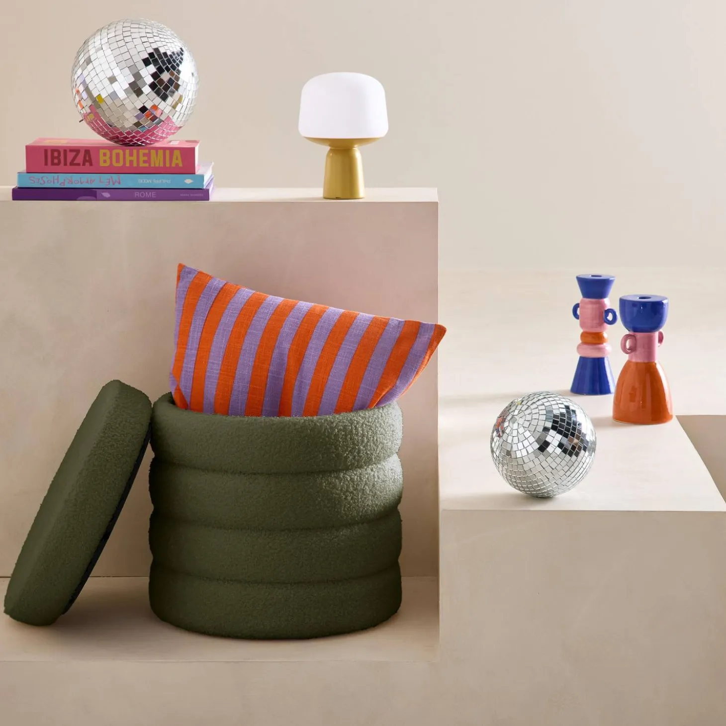 Hocker mit Stauraum und Bouclé-Bezug