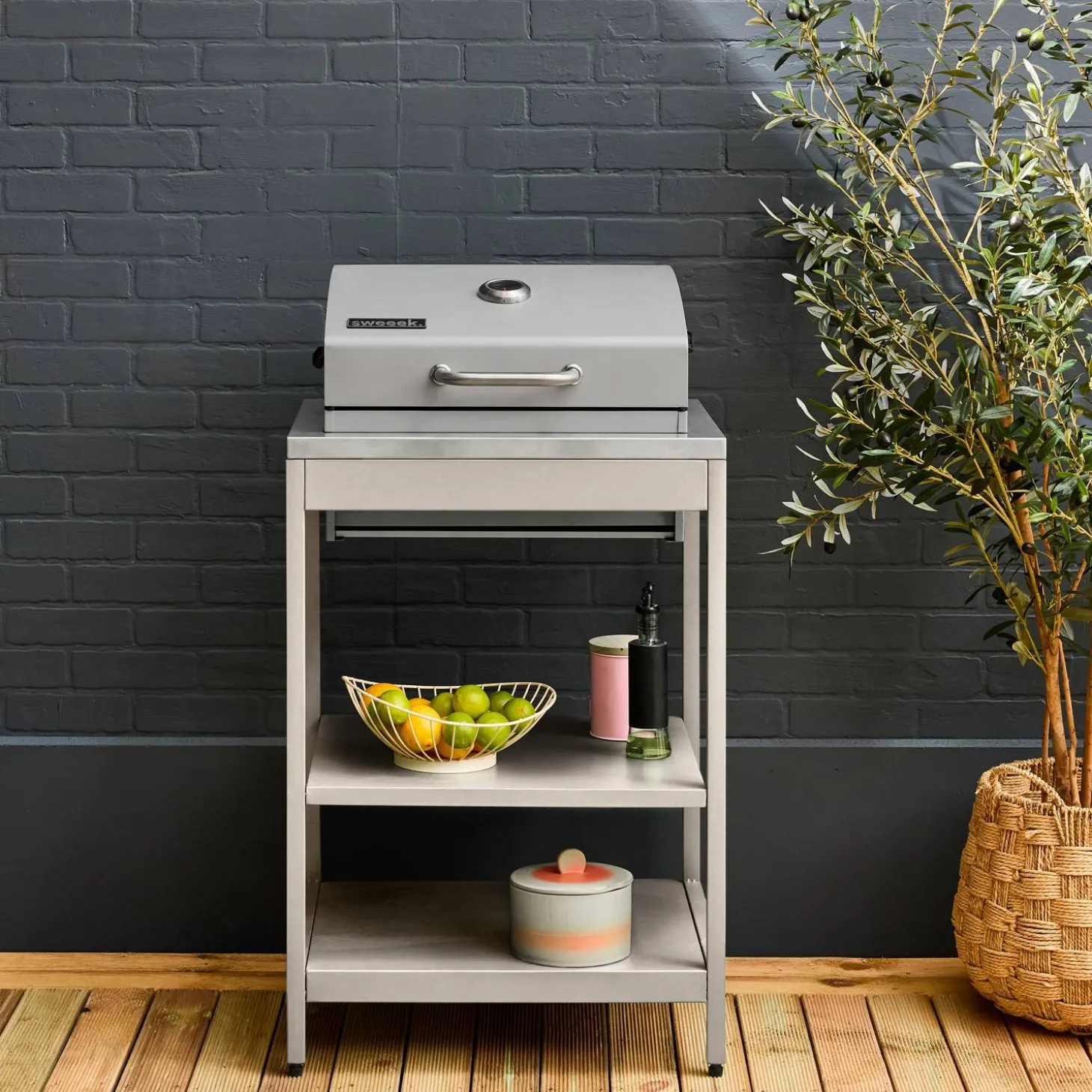 Holzkohlegrill und Räucherofen auf Beinen, 2 Regalböden