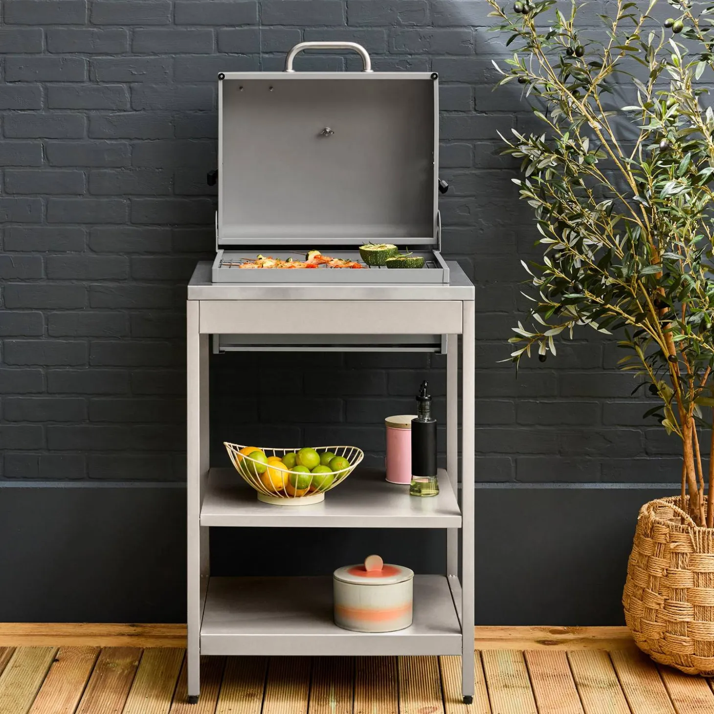 Holzkohlegrill und Räucherofen auf Beinen, 2 Regalböden