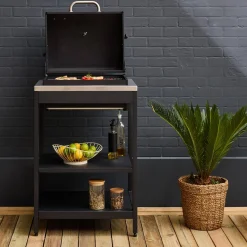 Holzkohlegrill und Räucherofen auf Beinen, 2 Regalböden