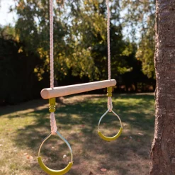 Holztrapez mit zwei Metallringen für Gerüst