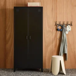 Industrieller Metall-Kleiderschrank mit 2 Türen, 4 Regalböden, 1 Kleiderstange