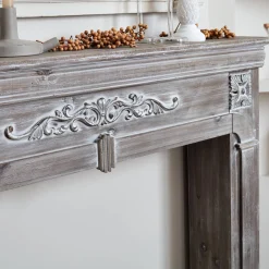 Kaminmantel mit gekalkter Holzoptik