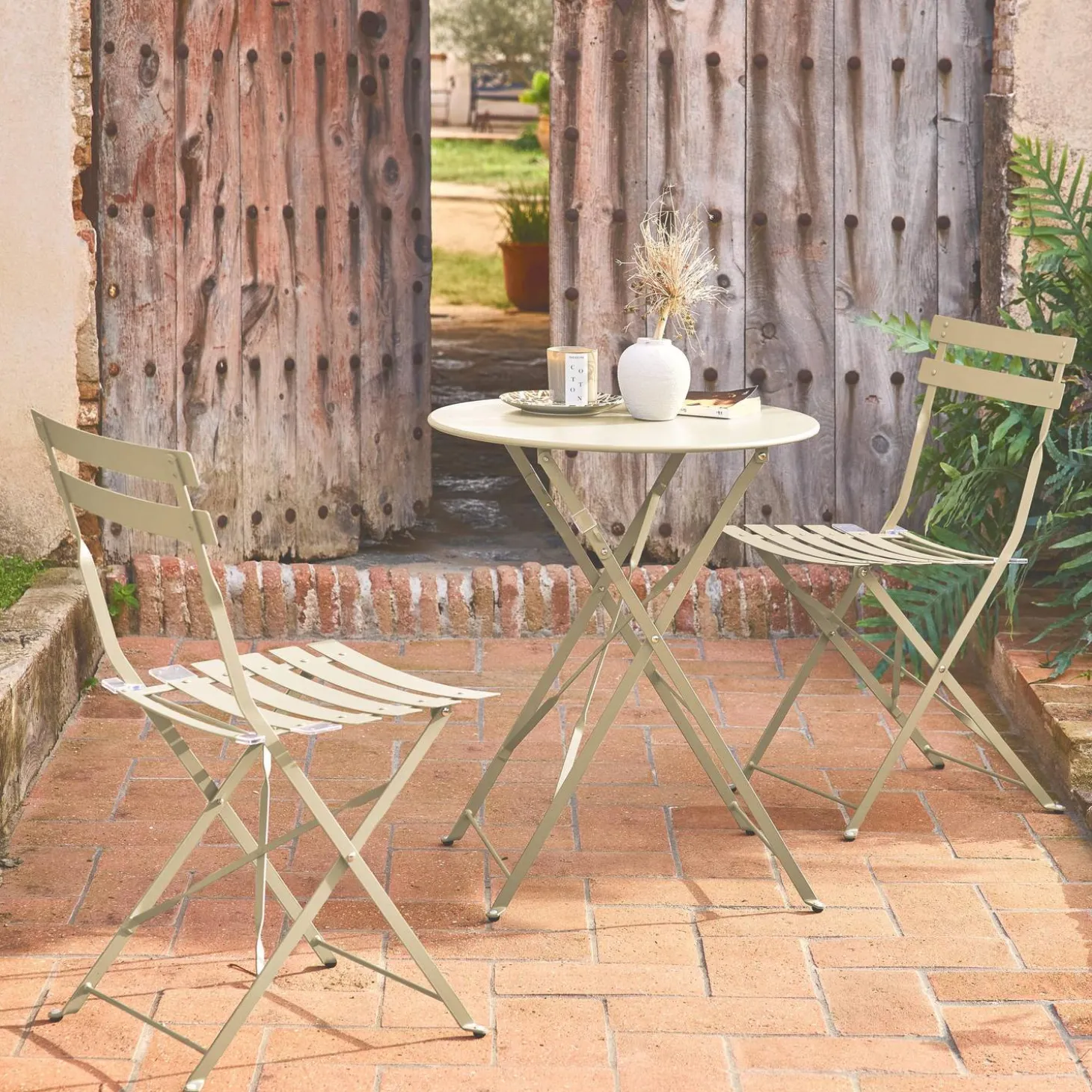 Klappbarer Bistro-Gartentisch aus Stahl + 2 Stühlen