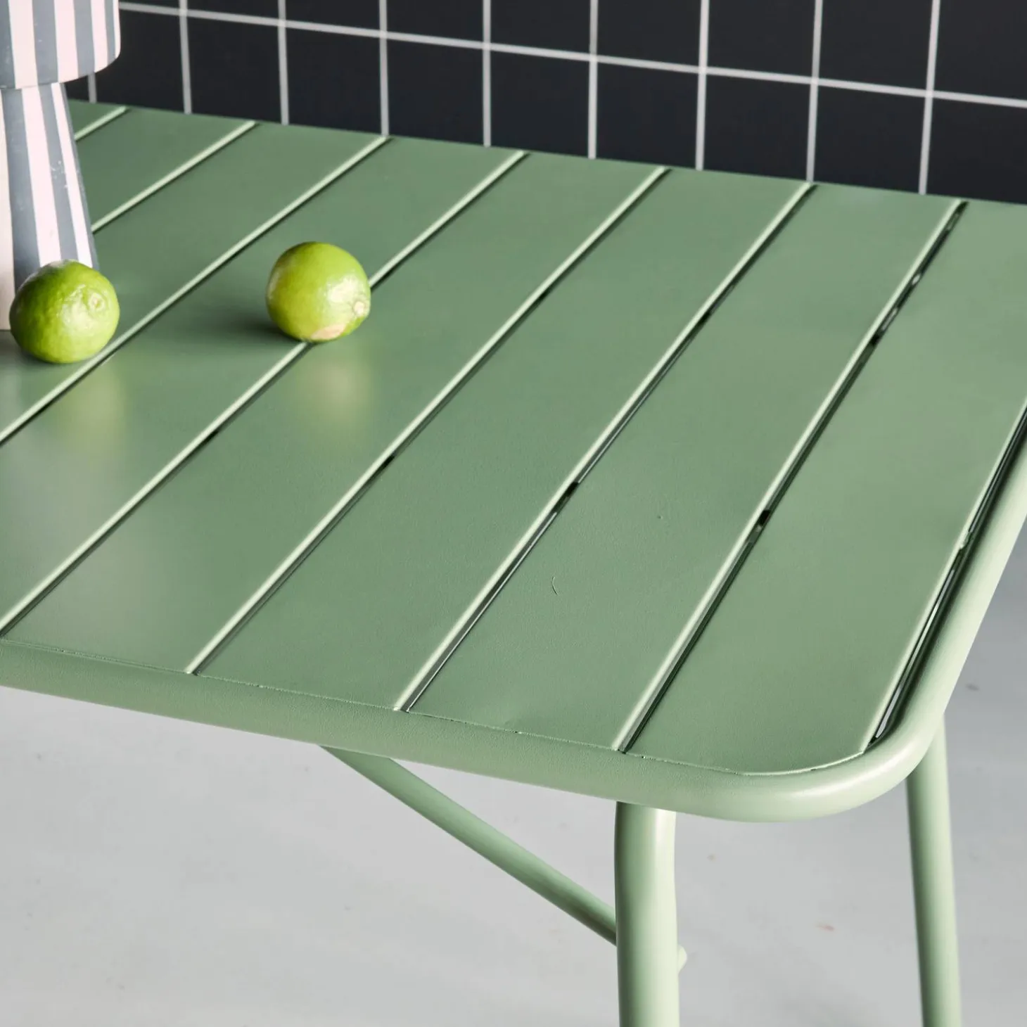 Klappbarer Gartentisch aus Stahl mit 6 Stühlen